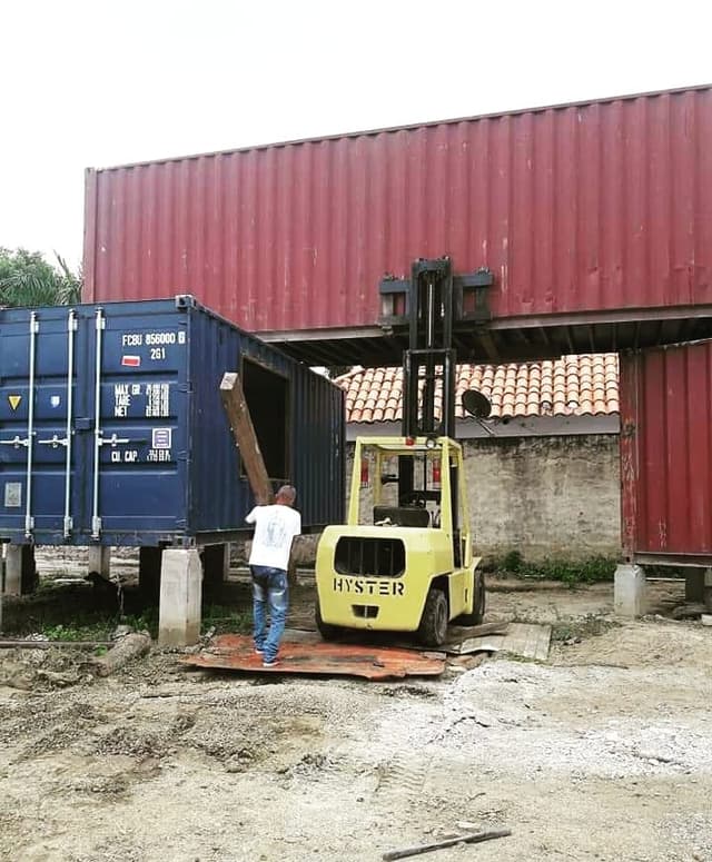 Vista exterior de containers de carga